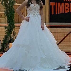 Beautiful white homecoming dress size 2 altered a little under the arms.